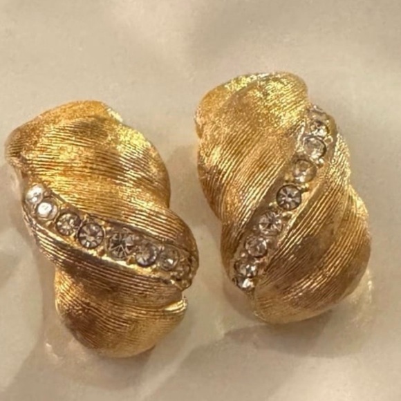 Dior Jewelry - Vintage Christian Dior Gold Tone Rhinestone Clip